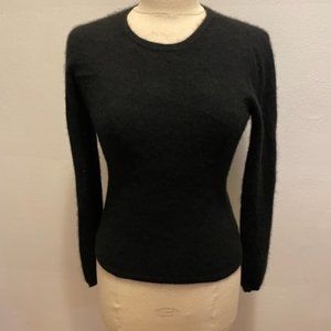 LXRI black classic long sleeve crew sweater in 100% cashmere